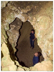 Neandertalers Maisonette: Das Bocksteinloch ganz rechts im Bocksteinfelsen. Eine in 2 Etagen angelegte Kleinhöhle.