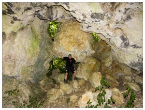 Die Bocksteinhöhle. Neandertalermännchen sind auch als Buchstützen und Deckenpfeiler einsetzbar.