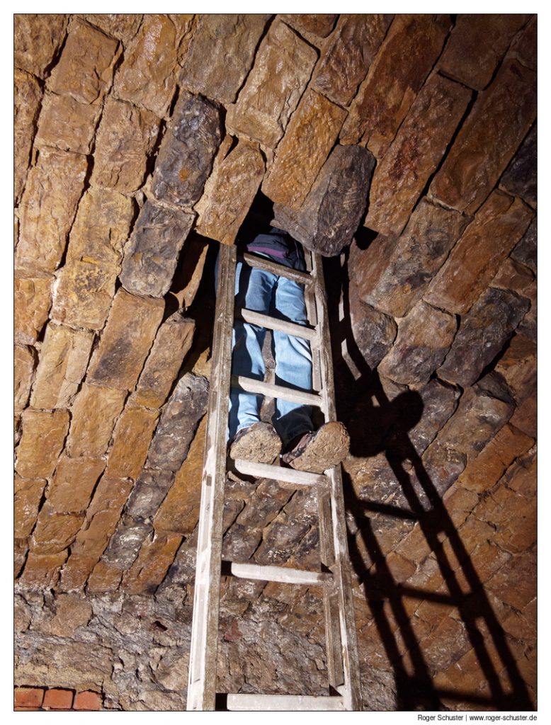 Vierter Raum, Deckenloch mit Verbindung zu einem höher gelegenen Kellerraum.